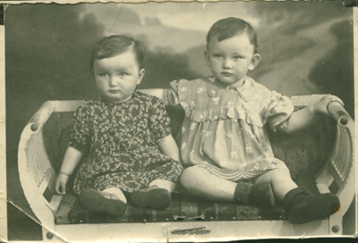 רבקה תפארת ואחותה בתיה 1950