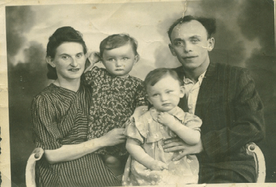 עם ההורים ובתיה בפולין 1950