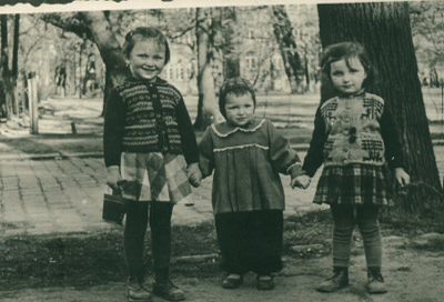 שלוש אחיות  בפולין 1955